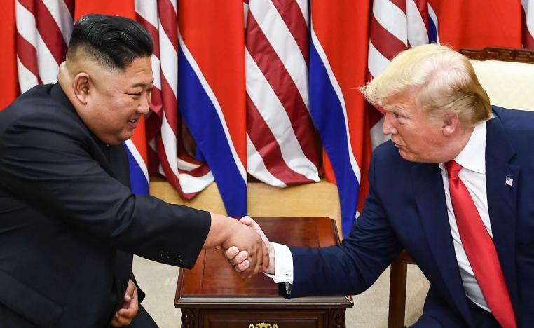 دونالد ترامب في لقاء مع كيم جونج أون