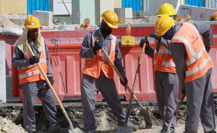 عمال في منشآت بمليارات الدولارات يعيشون أوضاعا مأسوية