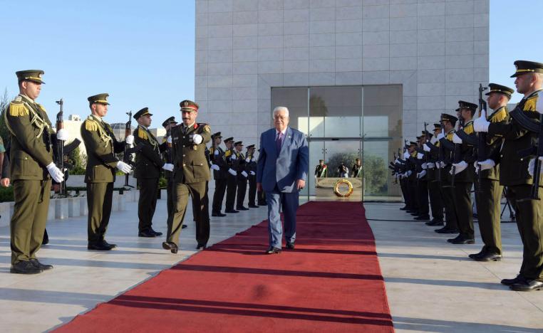 الرئيس الفلسطيني محمود عباس يزور ضريح الزعيم ياسر عرفات