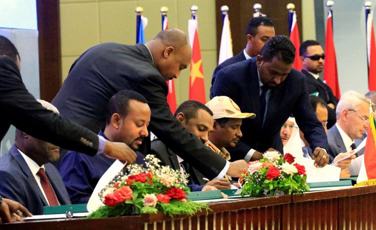 المجلس العسكري وقوى الحرية والتغيير يوقعان وثائق المرحلة الانتقالية