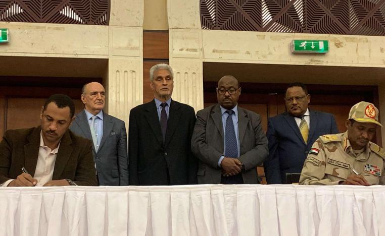 توقيع الإعلان الدستوري