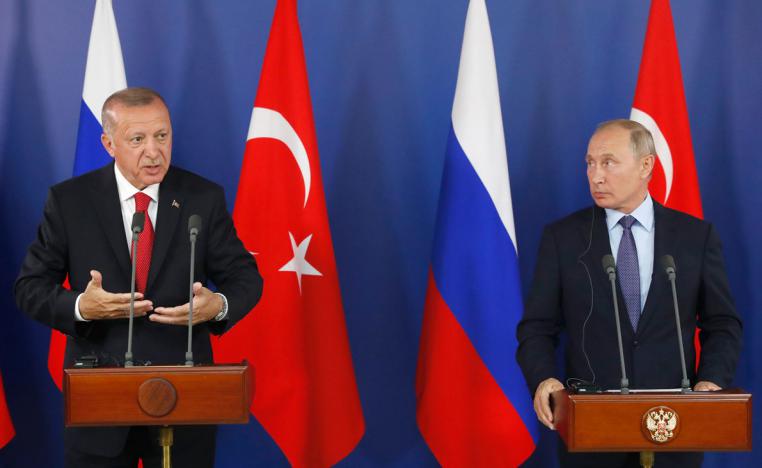 Turkish President Recep Tayyip Erdogan (L) and Russian President Vladimir Putin attend a joint news conference