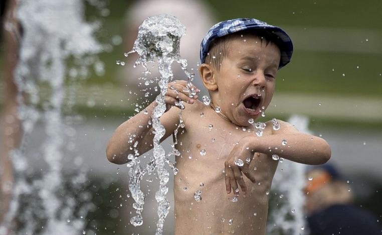 طفل يلعب تحت الماء في صيف 2019