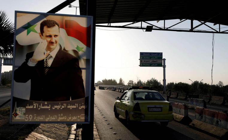 صورة للرئيس السوري بشار الأسد على طريق عام في دمشق
