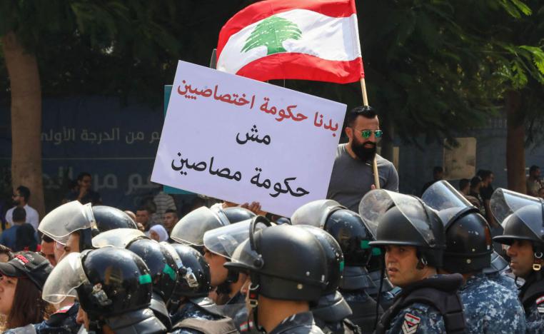 متظاهر لبناني وسط بيروت