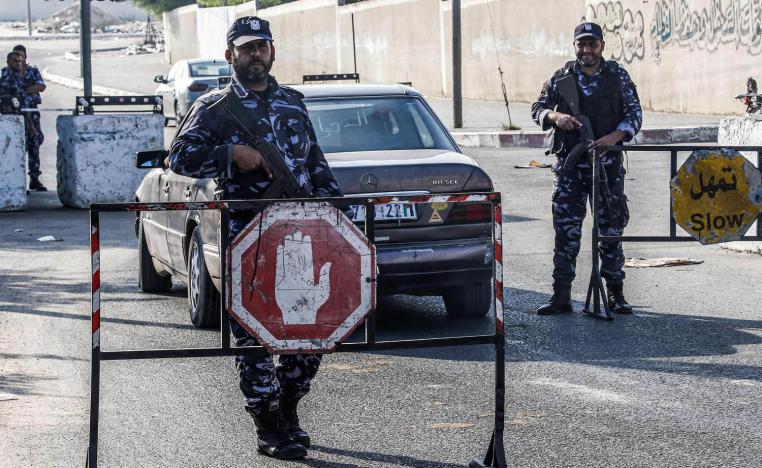 أفراد أمن من حماس يضعون حواجز في خان يونس في غزة