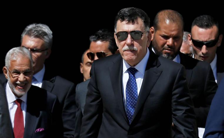 رئيس حكومة الوفاق فايز السراج وسط مرافقيه