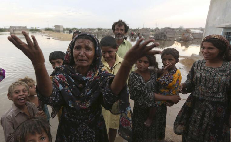 عائلة من ضحايا فيضان في باكستان