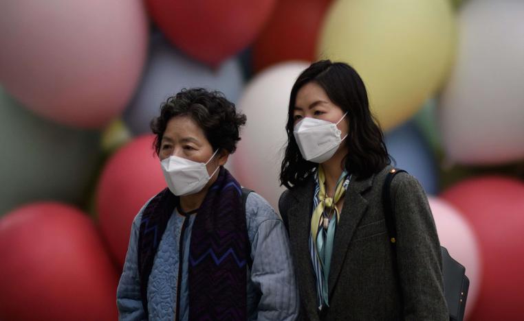 امرأتان تلبسان كمامة لاتقاء تلوث الهواء في سيول عاصمة كوريا الجنوبية