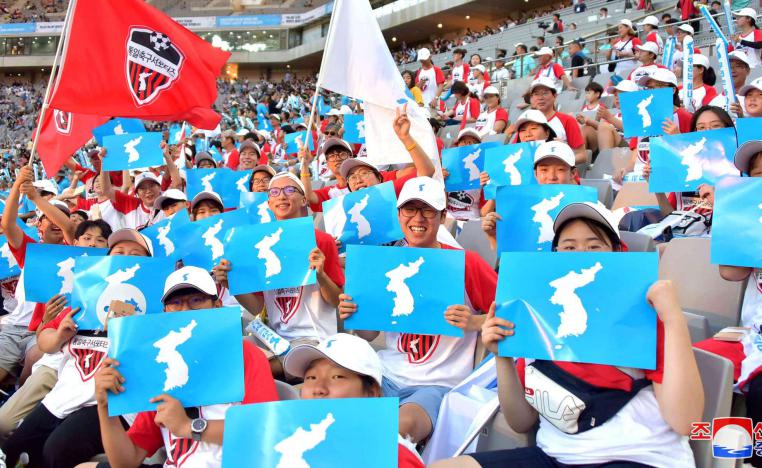 جماهير كرة القدم ترفع علم توحيد الكوريتين