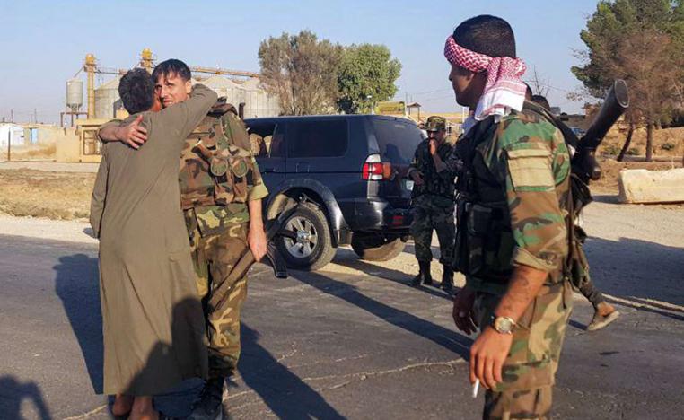 قوات النظام السوري تلقى ترحيب المدنيين بمدينة تل تمر 