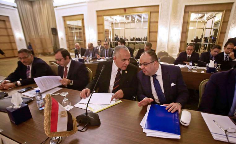 وزير الموارد المائية المصري محمد عبدالعاطي (يسار)