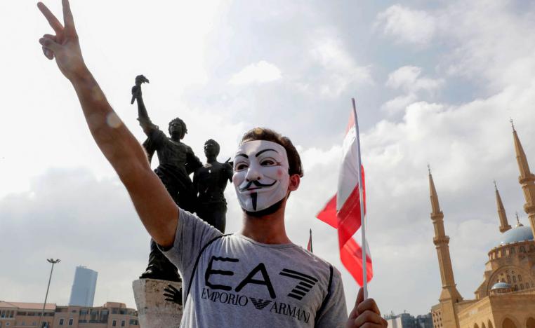 متظاهر لبناني مقنع امام ساحة الشهداء في بيروت