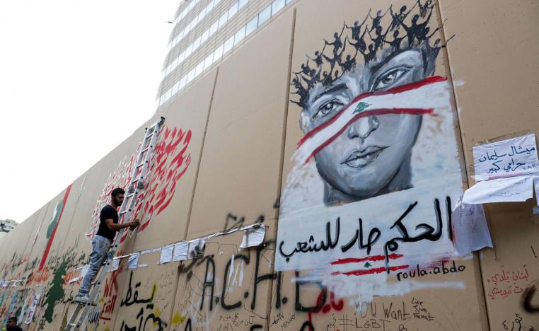 لبناني يرسم غرافيتي في بيروت