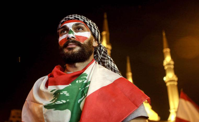 متظاهر لبناني وسط بيروت