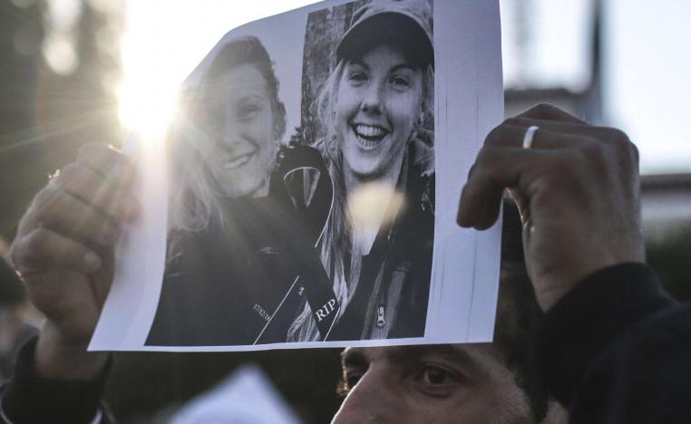 رفع صورة السائحتين في وقفة مناهضة للارهاب في المغرب