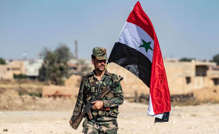 جندي سوري يرفع علم بلاده في راس العين بعد عودة الجيش لمناطق الأكراد