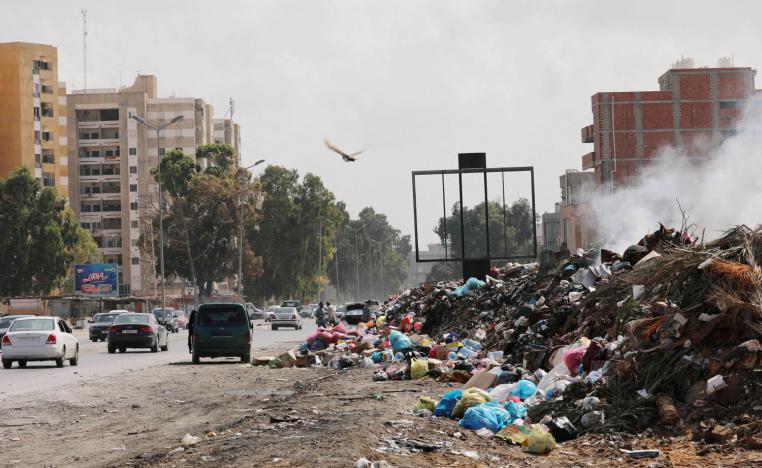 اكوام من الزبالة والأنقاض في شوارع طرابلس