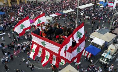 اللبنانيون يتوحدون تحت شعارات مناهضة للنظام