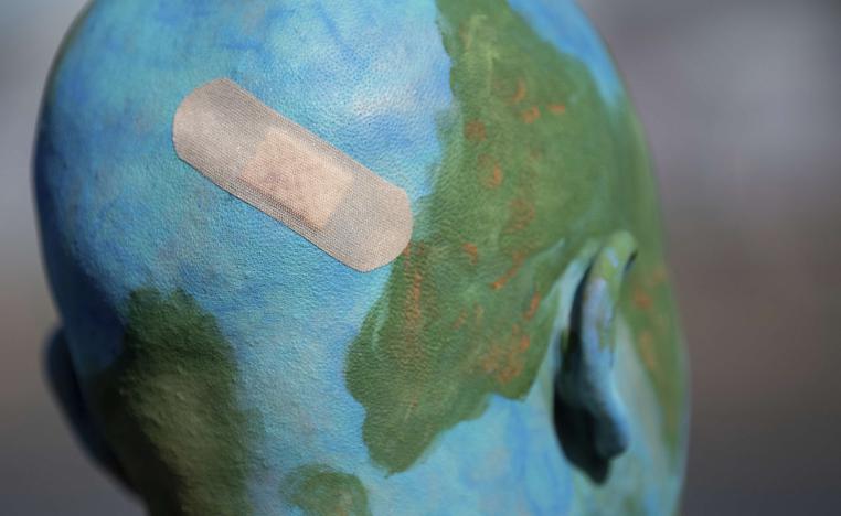 سيدة ألمانية ترسم رأسها مثل الكرة الارضية خلال احتجاجات ضد زيادة انبعاثات غازات الدفيئة