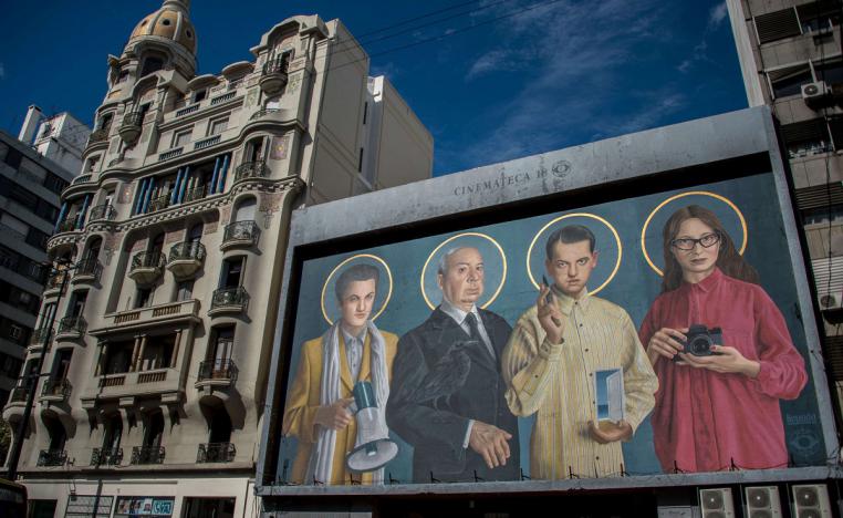 صور لمخرجين عالميين (لويس بونويل الثاني من اليمين) تظهر على واجهة سينما في مونتيفيديو عاصمة اوروغواي