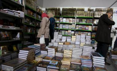 زوار في أحد معارض الكتب في تونس