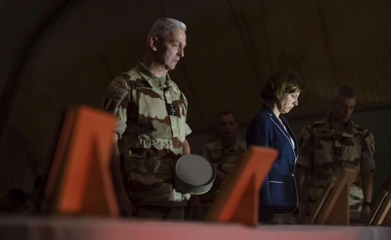 رئيس أركان الجيس الفرنسي فرنسوا لوكوانتر (يسار) ووزيرة الدفاع الفرنسية فلورنس بارلي 