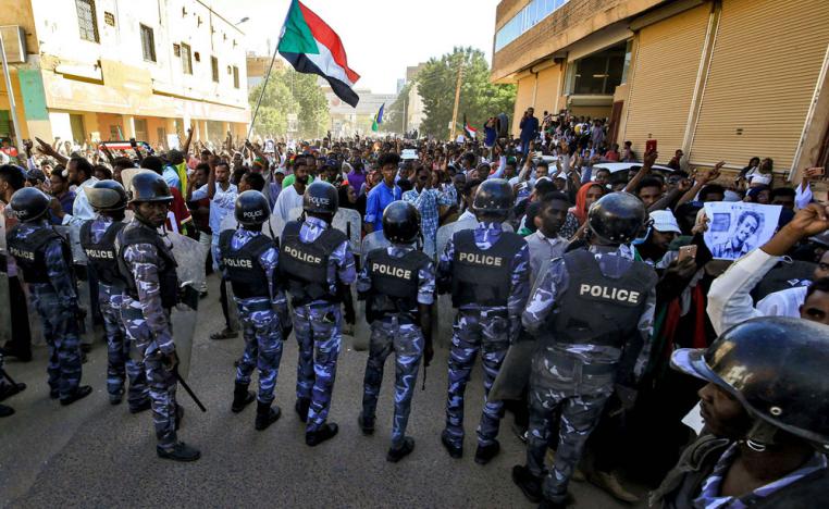 مئات السودانيين يطالبون أمام مقر الحكومة بالدالة "للشهداء"