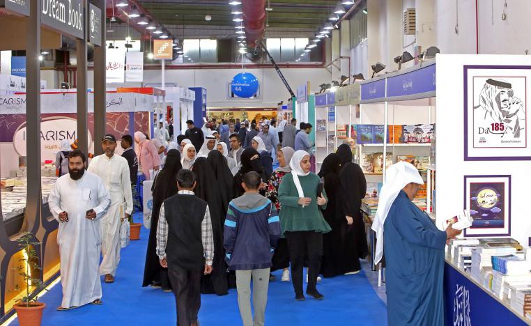 زوار في معرض الكويت الدولي للكتاب
