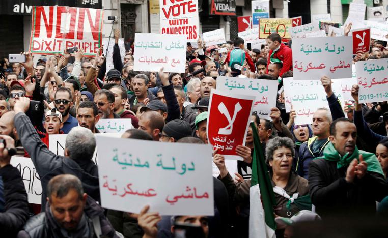 المتظاهرون في الجزائر يرفعون شعارات رفض الانتخابات