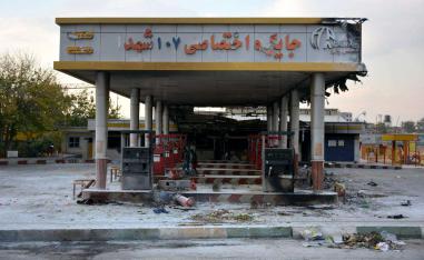 البنزين أشعل الاحتجاجات المطالبة بإسقاط النظام
