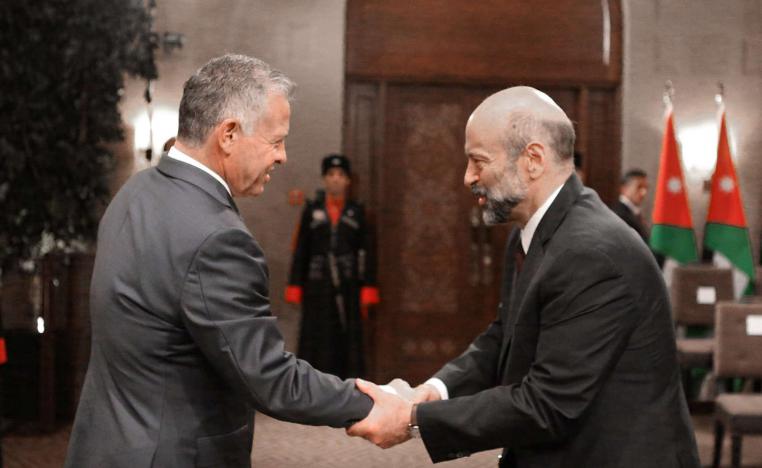 الملك عبدالله الثاني في لقاء سابق مع رئيس الوزراء عمر الرزاز