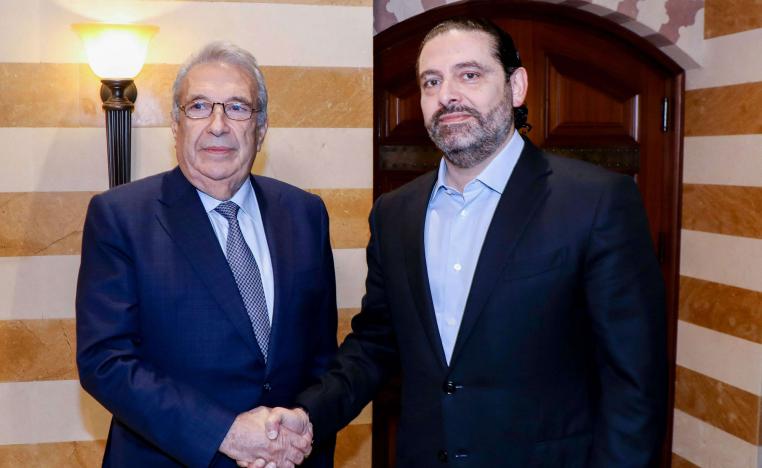 الحريري يصافح رجل الأعمال سمير الخطيب (يمين)
