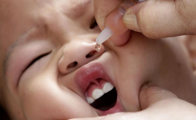 طفل فيليبيني يتلقى مطعوم الحصبة