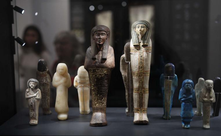 تماثيل مصرية قديمة تحمل الحروف الهيروغليفية