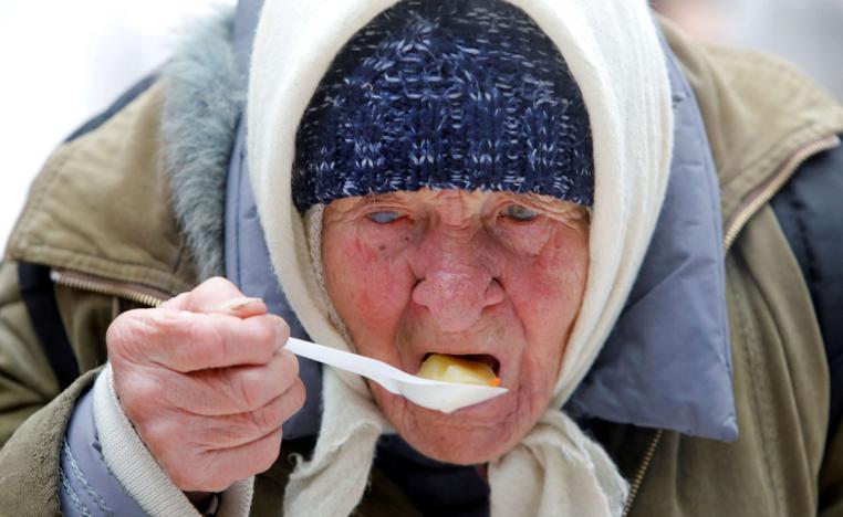سيدة روسية مسنة تتناول طعامها