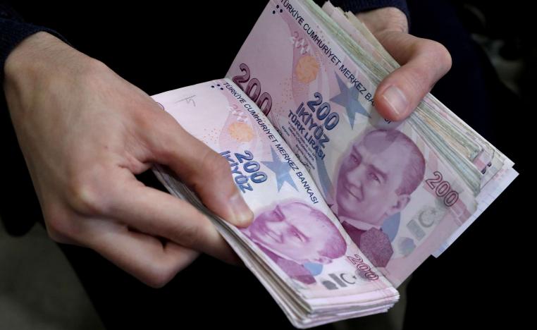 الليرة التركية تنحدر إلى أدنى مستوى في شهرين
