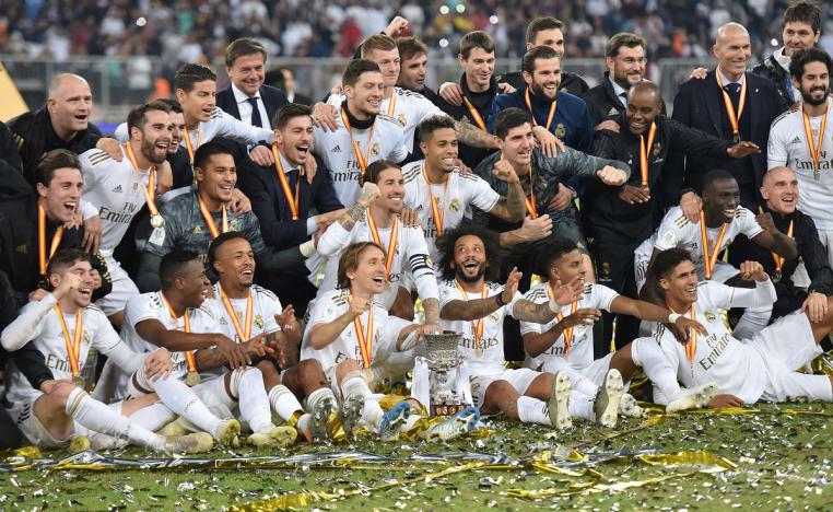 اعضاء ريال مدريد يحتفلون بالفوز بكأس السوبر الاسبانية