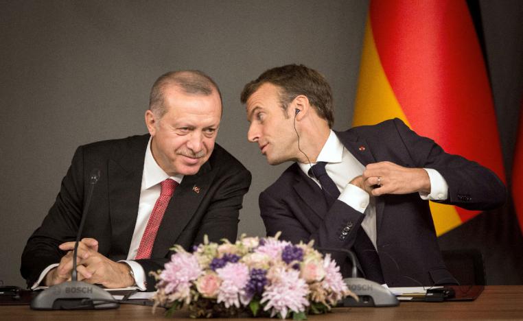 Turkish President Recep Tayyip Erdogan (L) and French President Emmanuel Macron