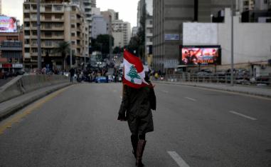 متظاهر لبناني في بيروت