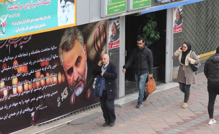 إيرانيون يمرون بجانب ملصقات عن سليماني تملأ وسط طهران