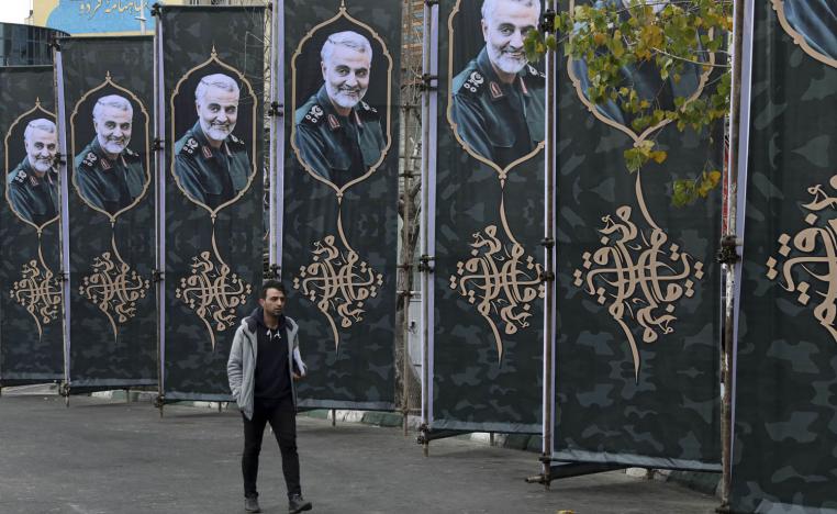 إيراني يمشي بجانب لافتات تؤبن قاسم سليماني في طهران