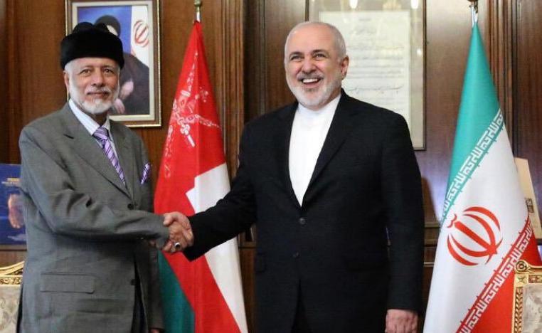 وزير الخارجية العماني يوسف بن علوي (يسار) يلتقي ظريف في طهران