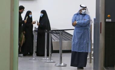 كويتيون عائدون من إيران ينتظرون في مطار الشيخ سعد في الكويت قبل نقلهم إلى المستشفى لفحصهم من فيروس كورونا