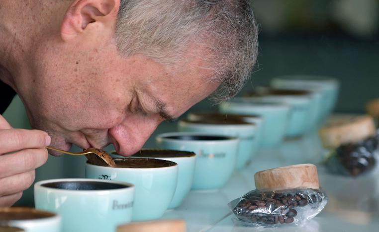 صاحب مزرعة يتذوق تشكيلة من قهوة غيشا في بنما