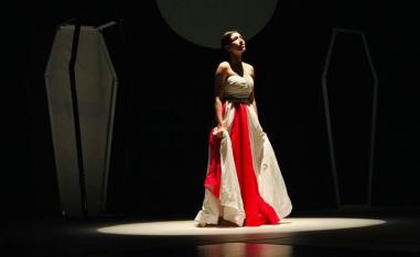 مشهد من مسرحية "عبور" (الصورة من صفحة المسرحية على فيسبوك)