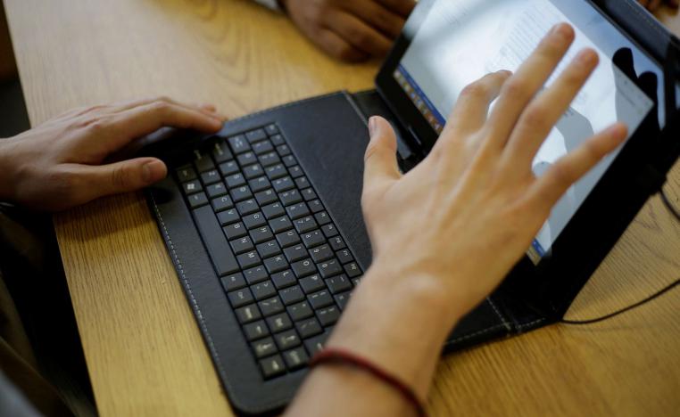 رجل يعمل على كمبيوتر محمول