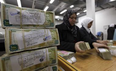 الليرة السورية تتهاوى لأدنى مستوياتها مقابل الدولار