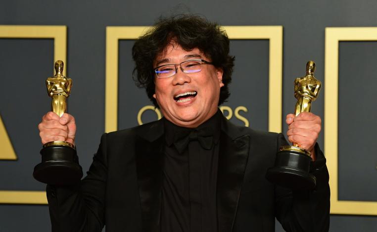 المخرج الكوري الجنوبي بونغ جون يتسلم جائزتي أفضل فيلم وأفضل مخرج