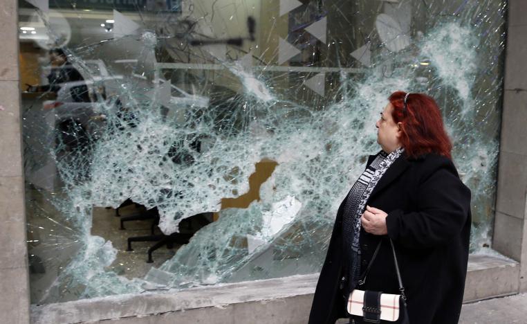 الاضطراب يرافق الأزمة المالية الخانقة في لبنان